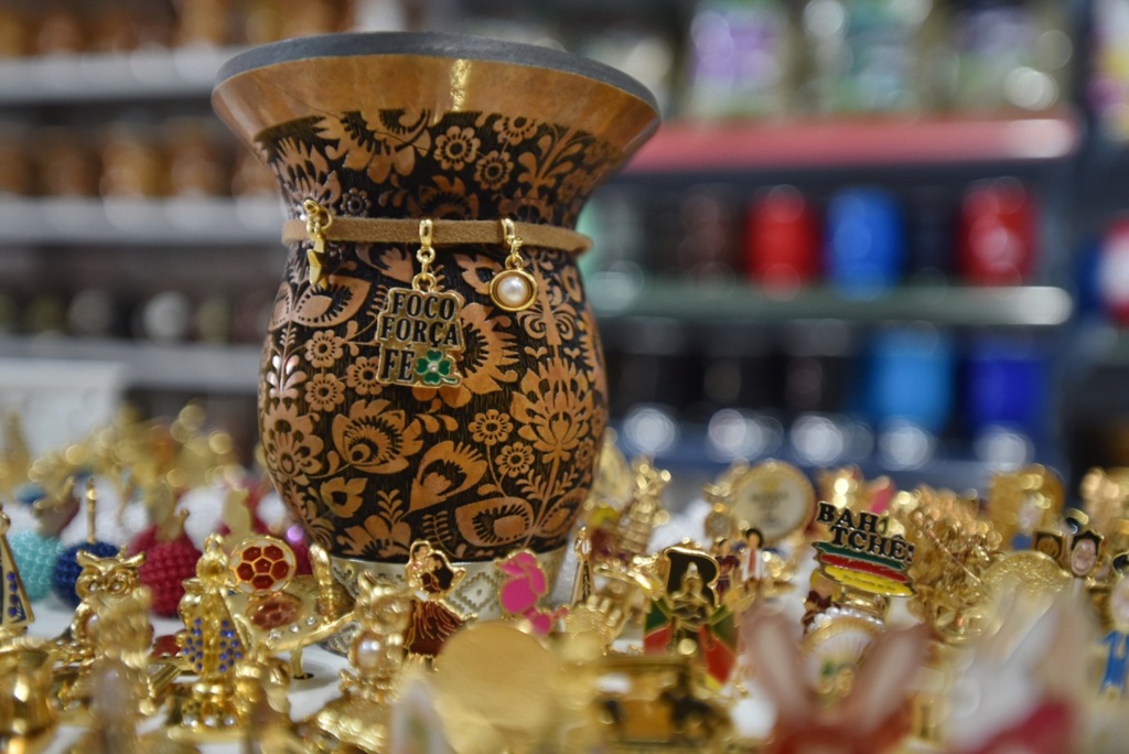 VÍDEO: do porongo cru à pérola, conheça as cuias personalizadas