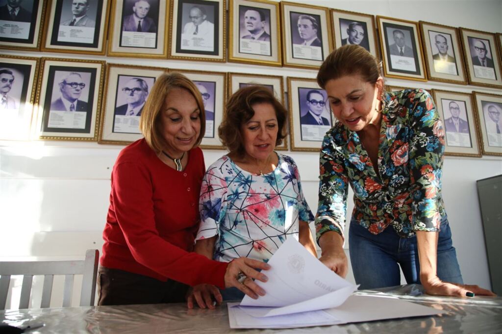 Foto: Renan Mattos (Diário) - Icleia (a partir da esq.), Vera e Marlene fazem parte da comissão organizadora do jantar que premiará os mais votados em concurso