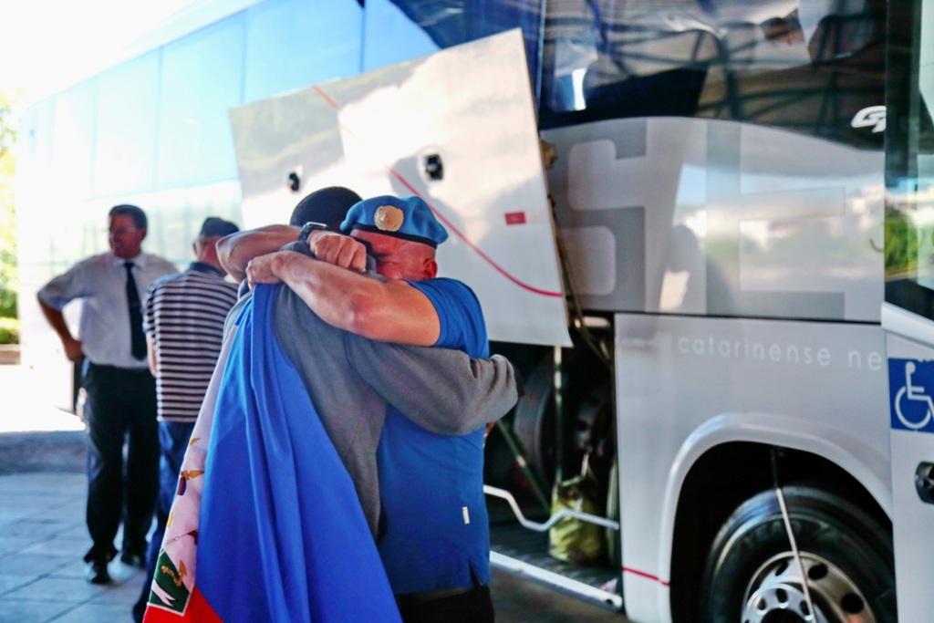 VÍDEO: militar realiza o sonho de adotar haitiano que conheceu em missão