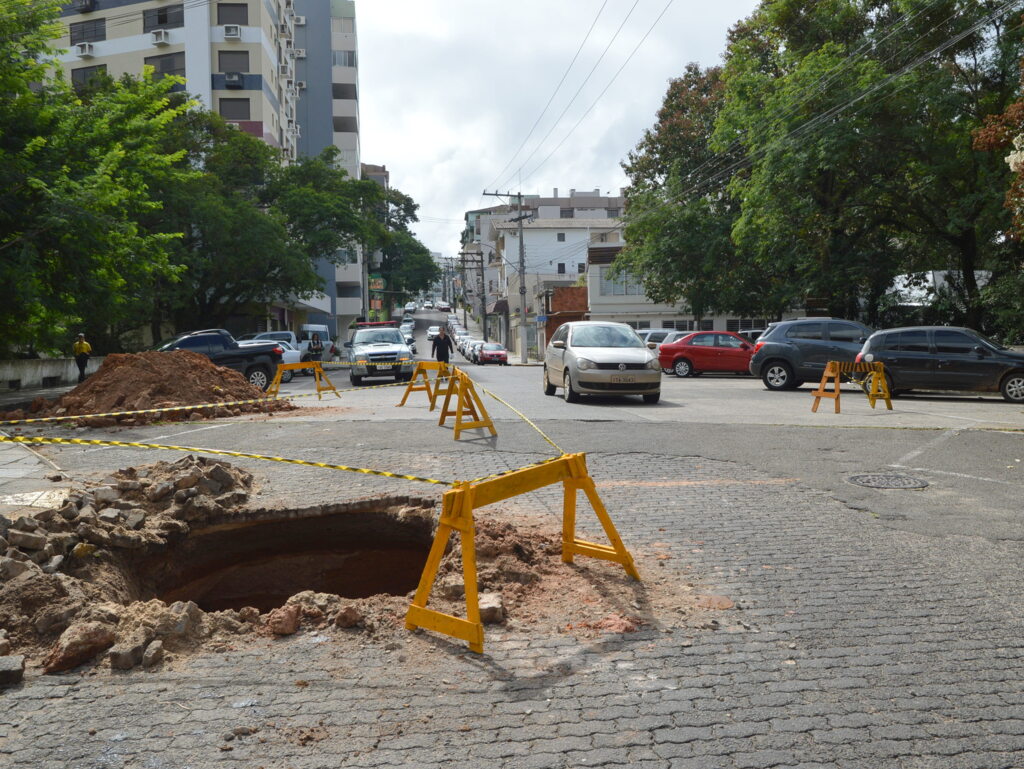 Trânsito está em meia pista na Rua Tuiuti