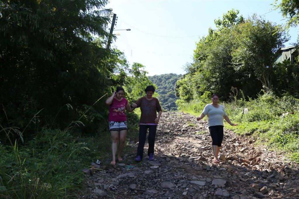 VÍDEO+FOTOS: rua da Chácara das Flores é um amontoado de terra, desníveis e pedras soltas