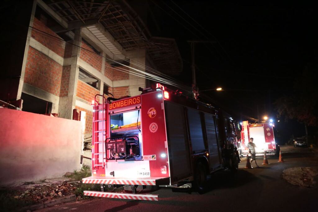 Incêndio atinge obra e assusta moradores no Bairro Nonoai