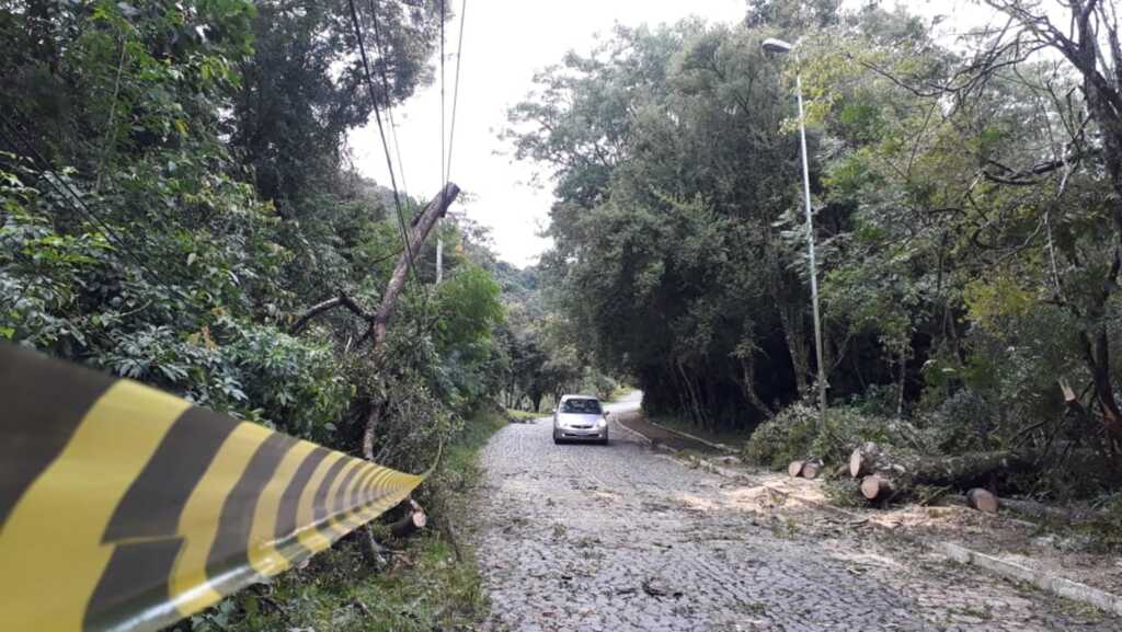 Após chuvarada, trânsito na Ernesto Beck é liberado