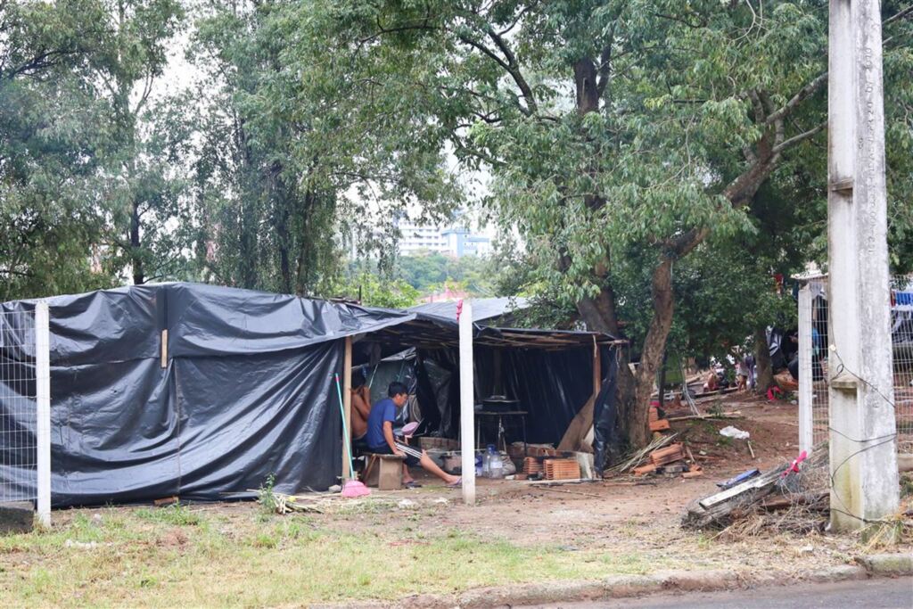 Indígenas voltam a ocupar terreno próximo da rodoviária de Santa Maria