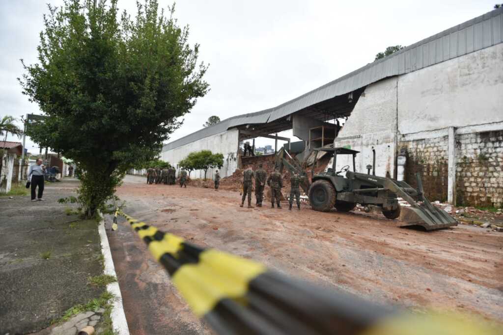 Não há previsão de liberação da Avenida Liberdade, onde caiu muro de quartel