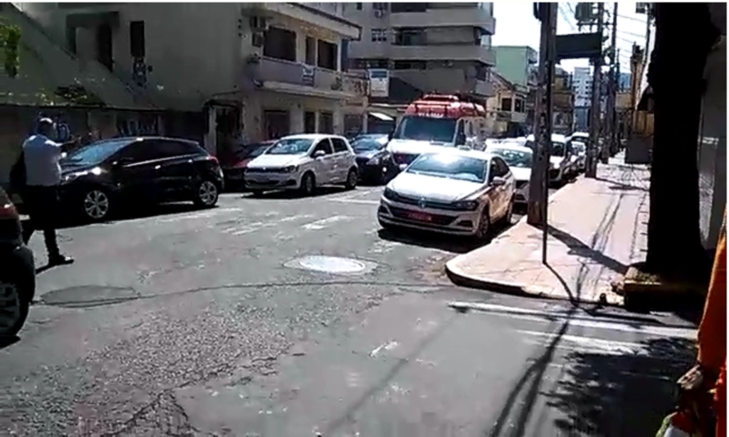 Deni Zolin - Como não havia agentes de trânsito, pedestre teve de orientar motoristas a dar espaço para ambulância do Samu passar
