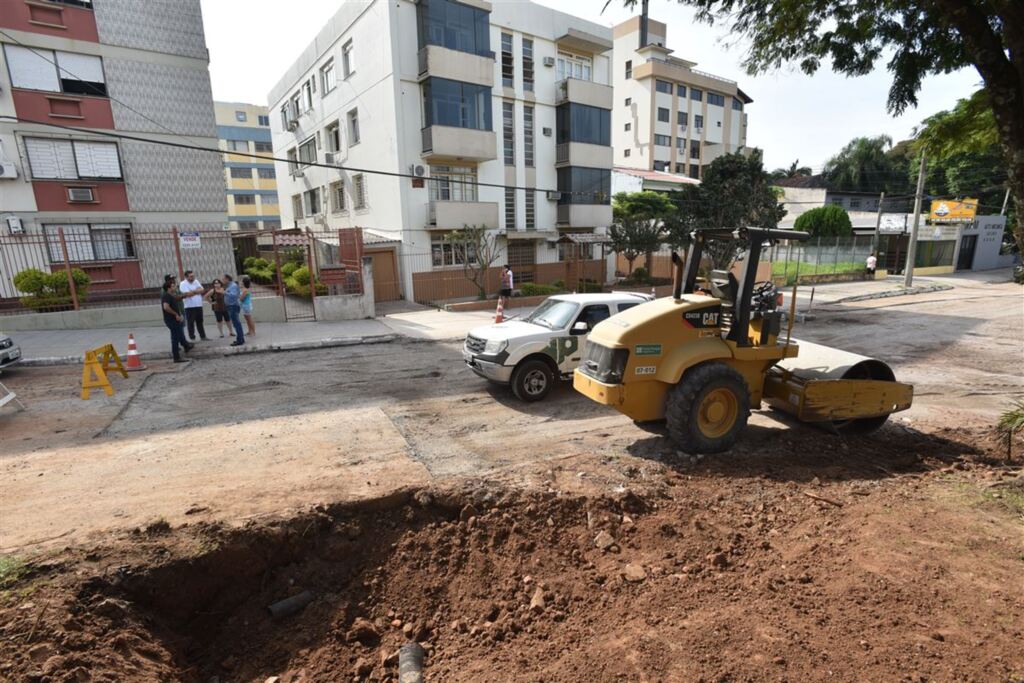 Fotos: Gabriel Haesbaert (Diário) - Moradores do edifício Rios II (prédio cinza com vermelho, à esquerda) aguardam solução para o problema