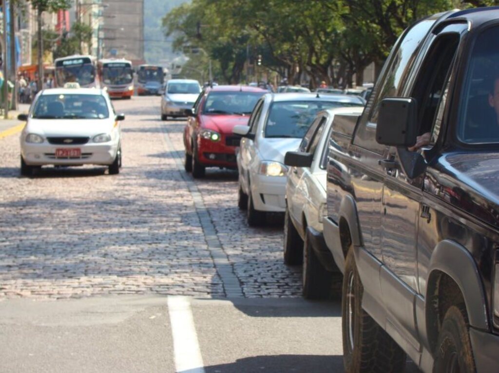 Em dois meses, 288 foram multados por dirigir com o celular na mão em Santa Maria