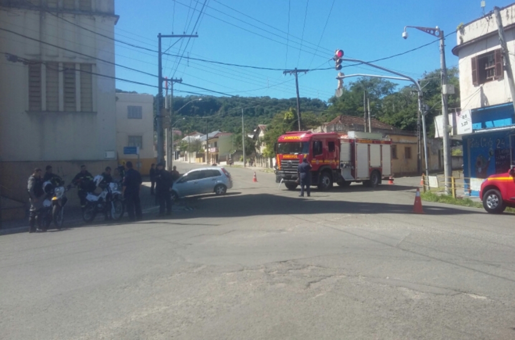 Duas pessoas ficam feridas após colisão envolvendo caminhão dos bombeiros em Santa Maria