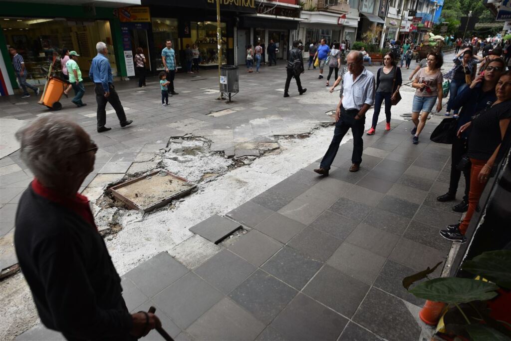 VÍDEO: após troca de tubulação no Calçadão, situação do piso oferece risco a pedestres