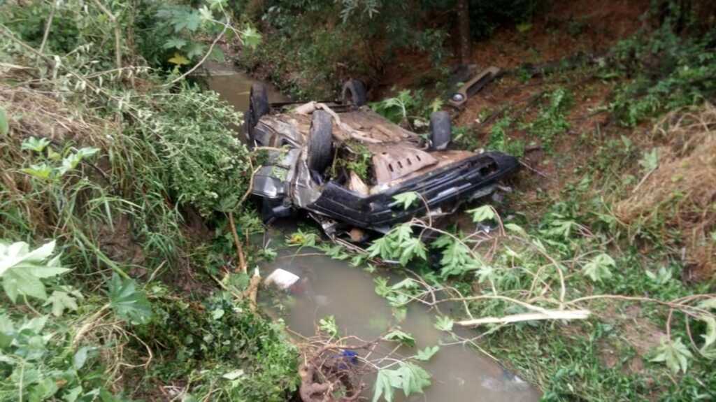 Duas pessoas ficam feridas após carro cair em córrego em Santa Maria