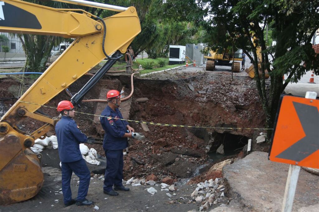 Calçada da Avenida Borges de Medeiros cede e 'engole' árvore para dentro de cratera