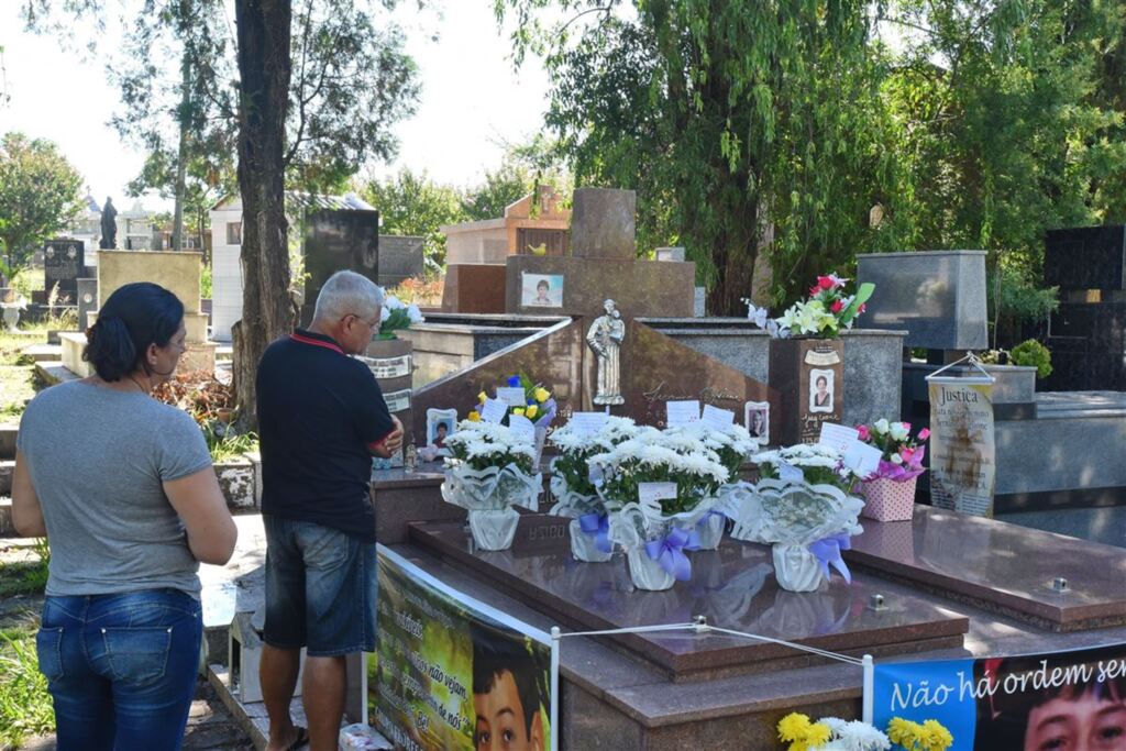 Foto: Gabriel Haesbaert (Diário) - Andreia e Jair foram rezar e pedir por justiça na tarde de hoje
