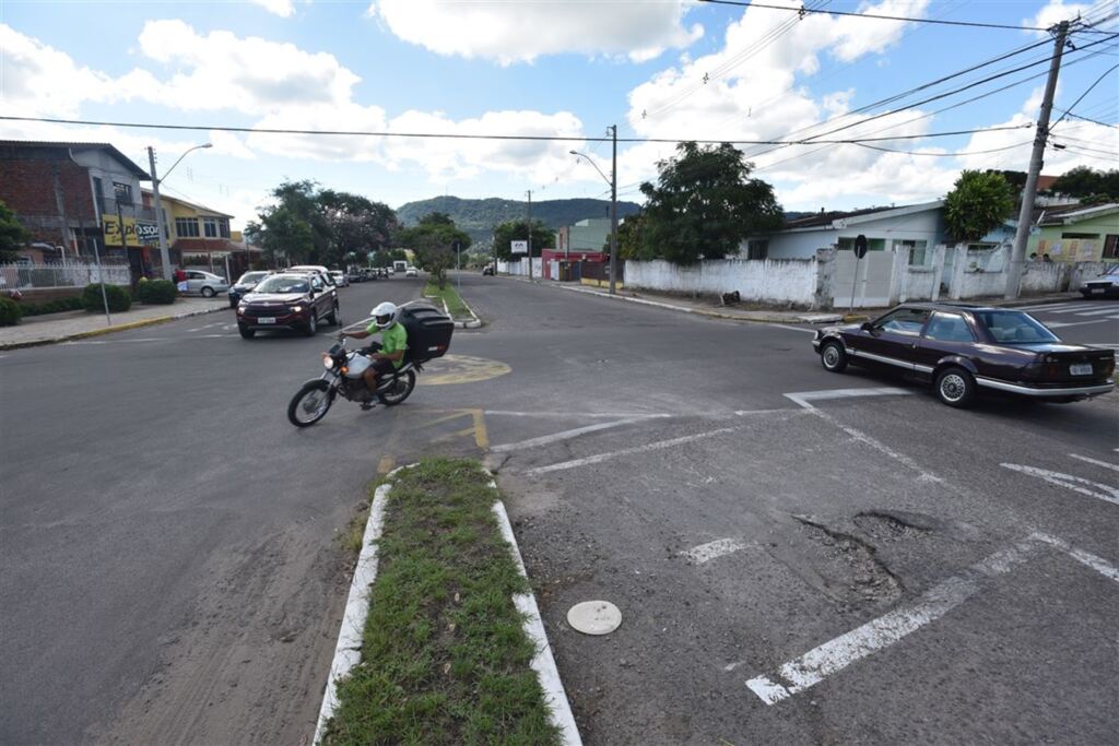 Foto: Gabriel Haesbaert (Diário) - No entroncamento com a Avenida Liberdade (acima), há placas de ?pare? nas quatro esquinas. Rótula que seria feita no local ficou inacabada. No cruzamento com a Avenida Borges de Medeiros, postes aguardam as sinaleiras há quatro meses