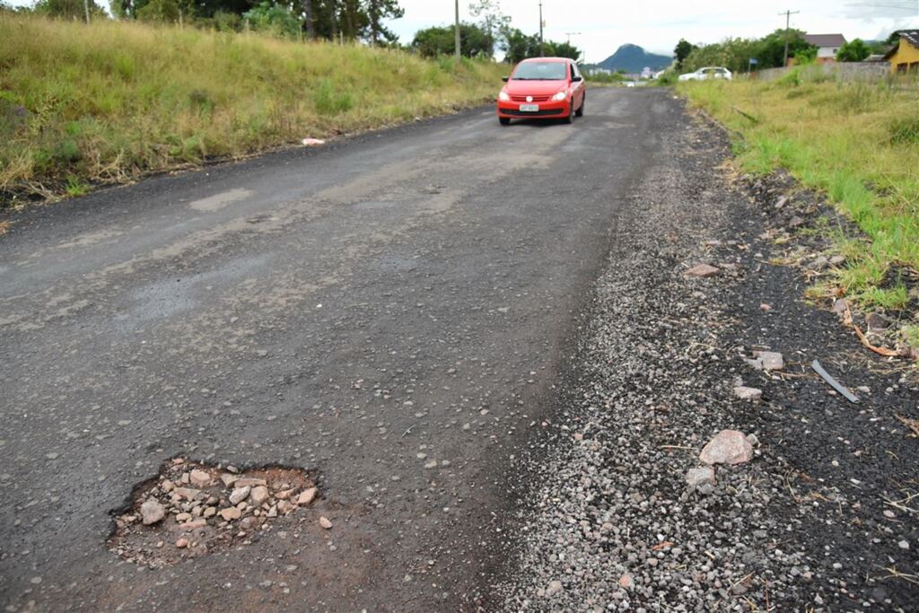 Foto: Gabriel Haesbaert (Diário) - Trecho de 950 metros da Estrada Sílvio Schirmer recebeu uma cobertura com rejeito de asfalto