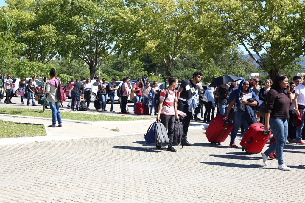 título imagem De mala em punho, calouros formam longa fila para tentar vaga de moradia na UFSM