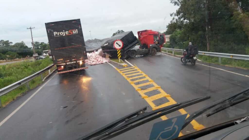 Carreta carregada com farinha tomba às margens da RSC-287