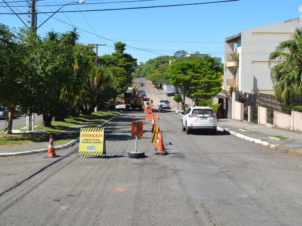 Trânsito na Avenida Borges de Medeiros está em meia pista