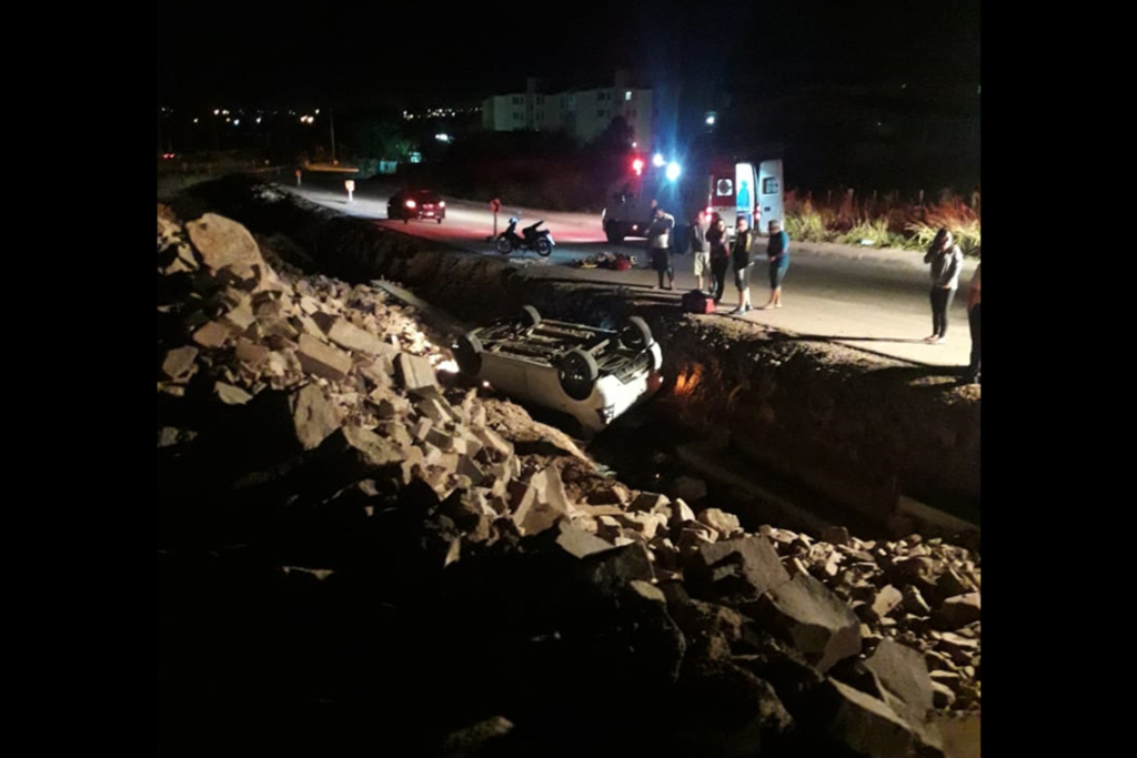 Motorista é detido por embriaguez após capotar carro no Trevo da Uglione