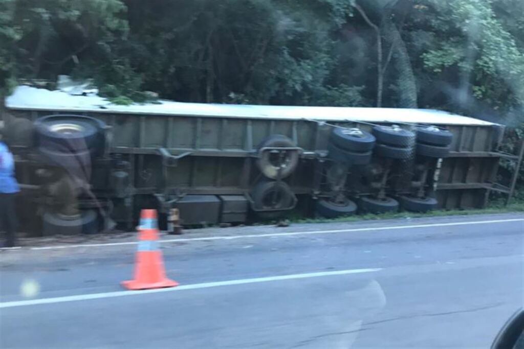 Caminhão tombado na BR-158 deve ser removida nesta quarta-feira