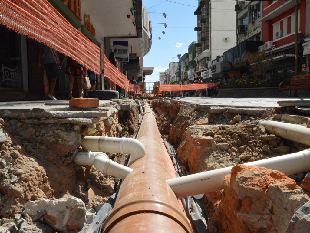 Obras do novo sistema de água pluvial no Calçadão devem ser concluídas até domingo