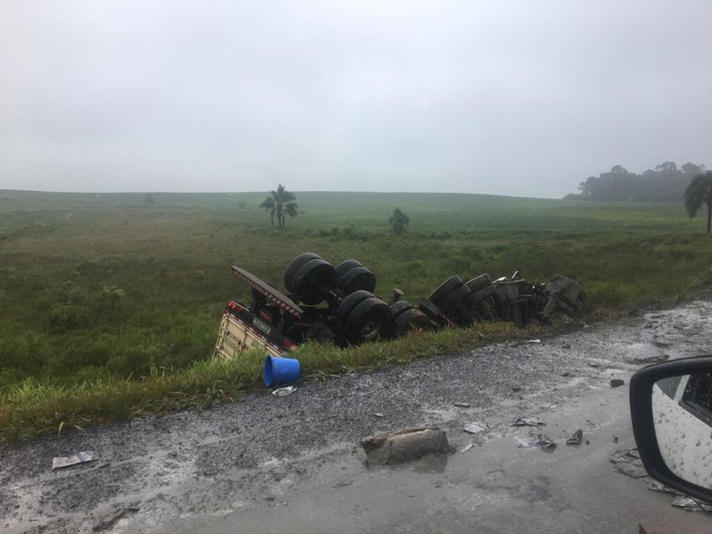 Motorista fica ferido em colisão envolvendo dois caminhões na BR-158