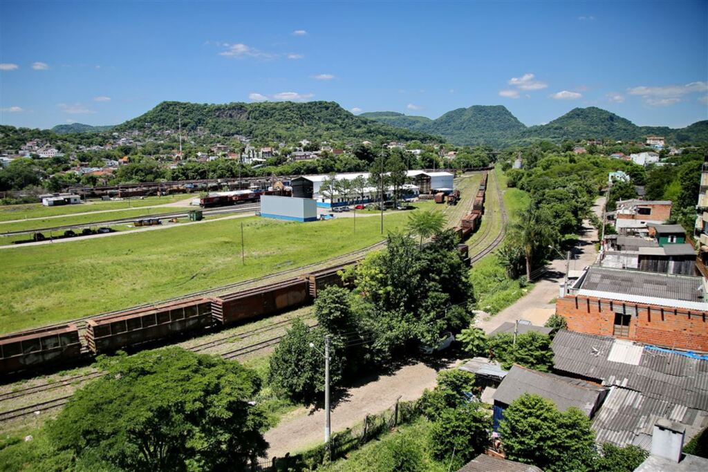 Foto: Renan Mattos (Diário) - Ministério Público Federal, moradores e Rumo discutem permanência de casas perto de trilhos