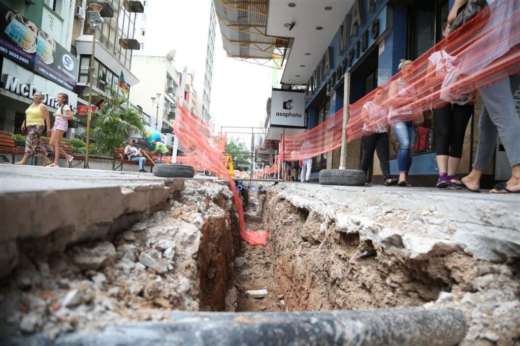 título imagem FOTOS: obra no Calçadão de Santa Maria deve durar mais um mês