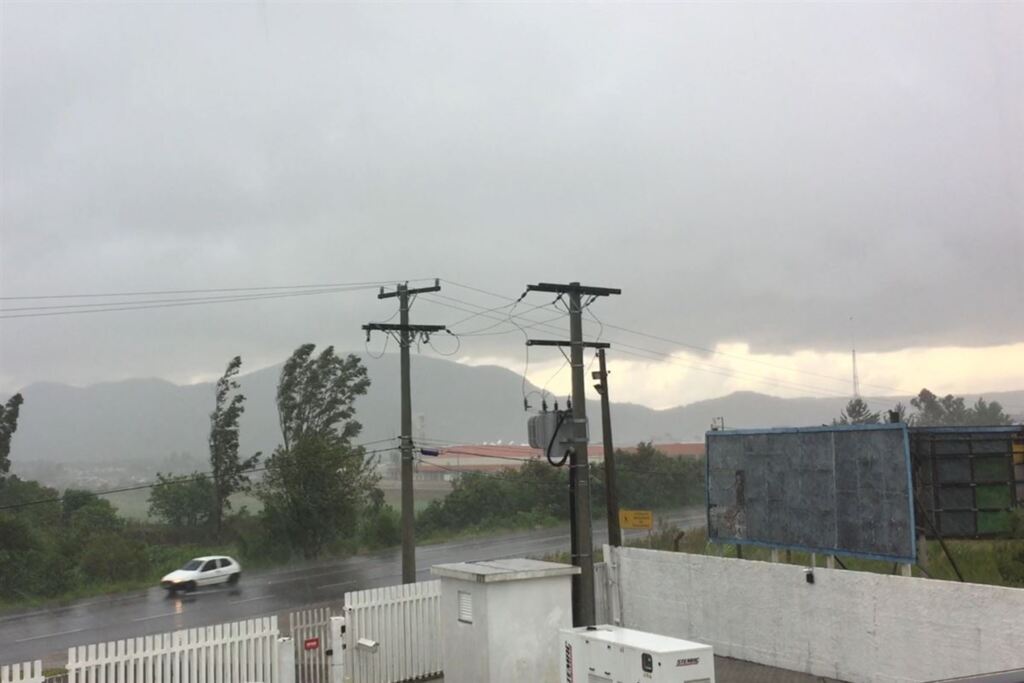 Rajadas de vento chegam a 70 Km/h e temperatura despenca em cinco minutos em Santa Maria