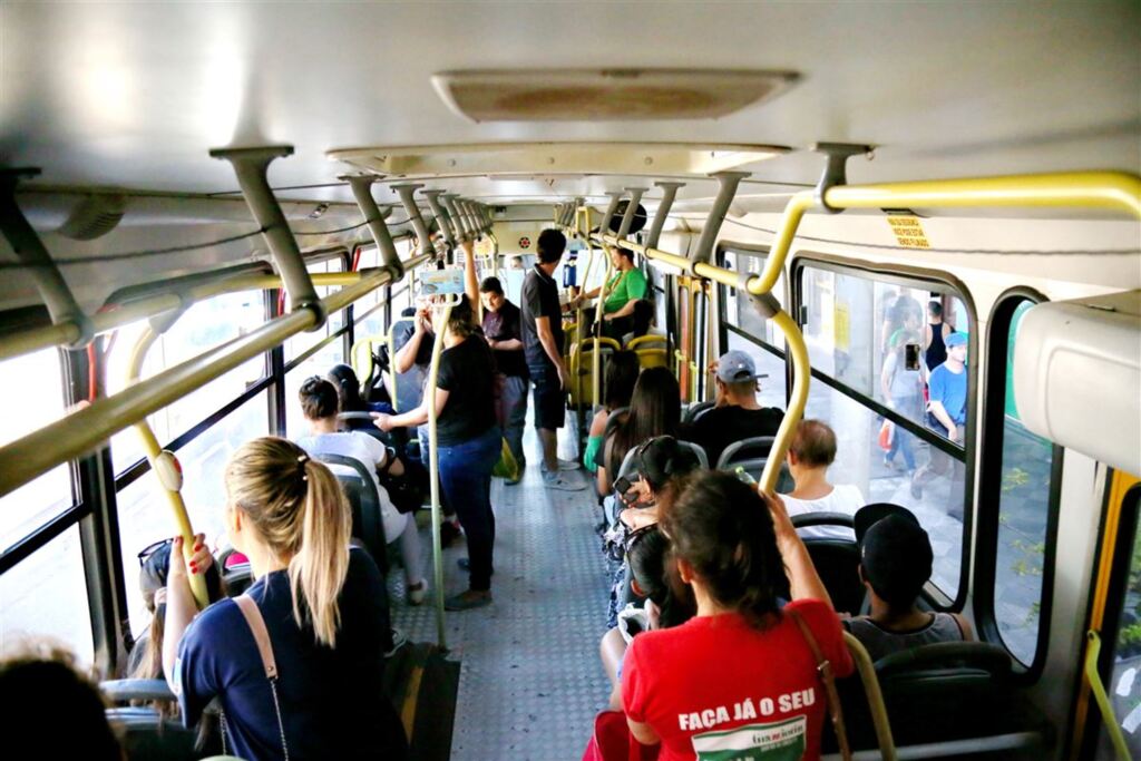 título imagem Só os cobradores devem pagar a conta da tarifa de ônibus?