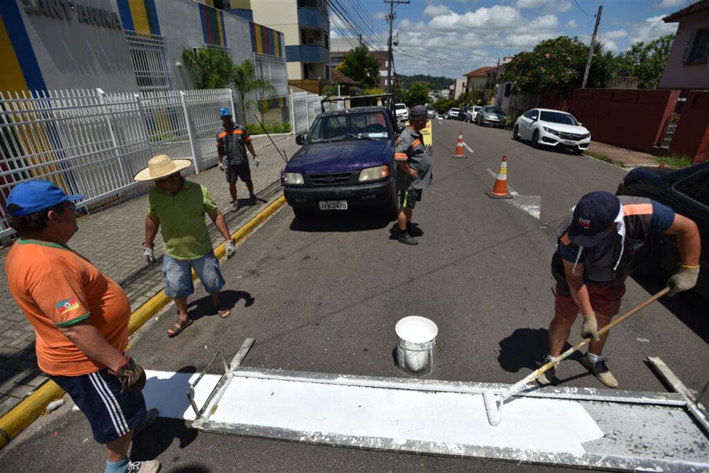 Fotos: Gabriel Haesbaert (Diário) - Na tarde de hoje, a faixa de segurança da rua Marquês do Herval foi repintada