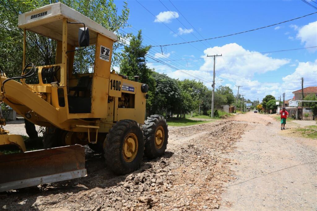 Rua do Bairro São José recebe obras para amenizar poeira