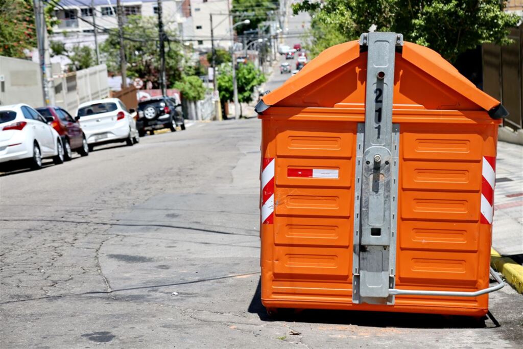 título imagem 90 contêineres de coleta seletiva estão guardados à espera de uma nova licitação