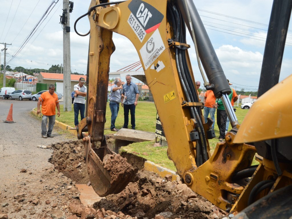João Vilnei (Prefeitura de Santa Maria/Divulgação) - Prefeito Jorge Pozzobom assinou ordem de serviço em condomínios do Cerrito