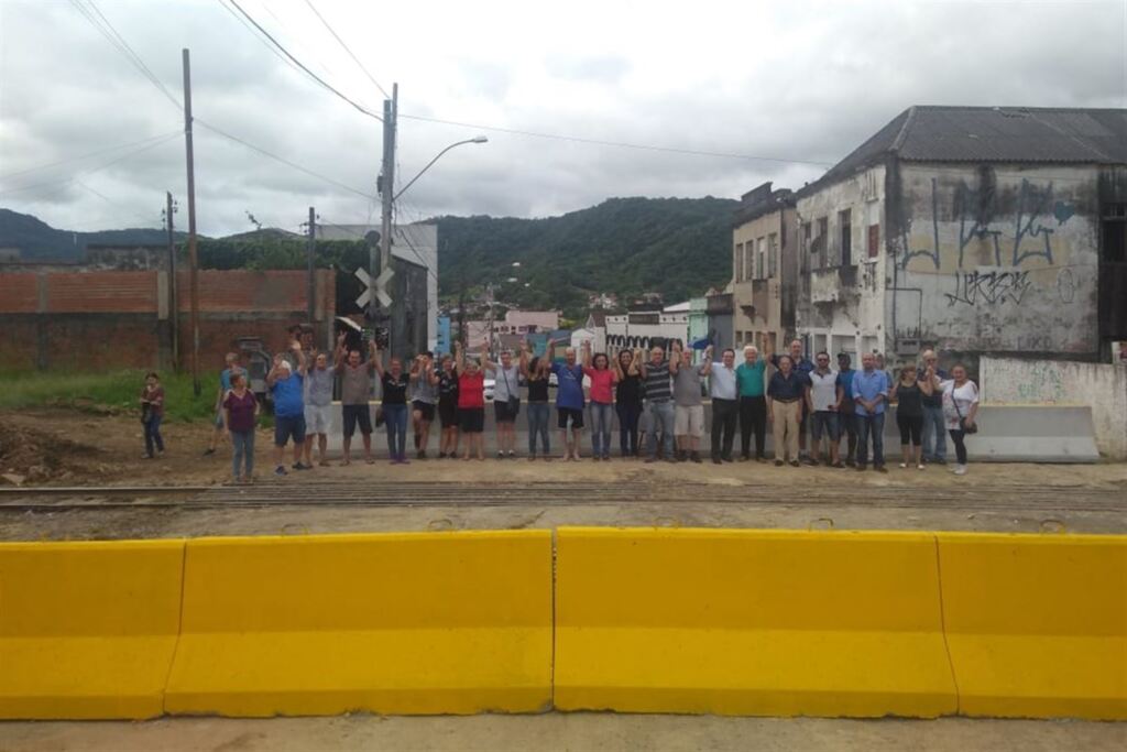 Foto: Renan Mattos (Diário) - Protesto de moradores na Rua Sete