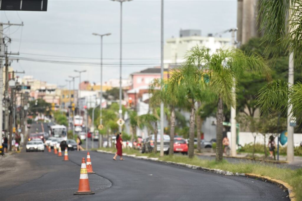 Em mais um dia de obras, trânsito tem bloqueio na Avenida Dores