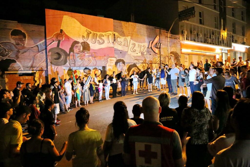 título imagem VÍDEO + FOTOS: cavalgada emociona os participantes da vigília em frente à boate Kiss