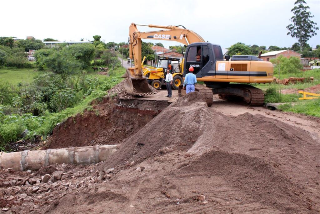 Após carro cair em cratera, prefeitura e Corsan trabalham no conserto do local