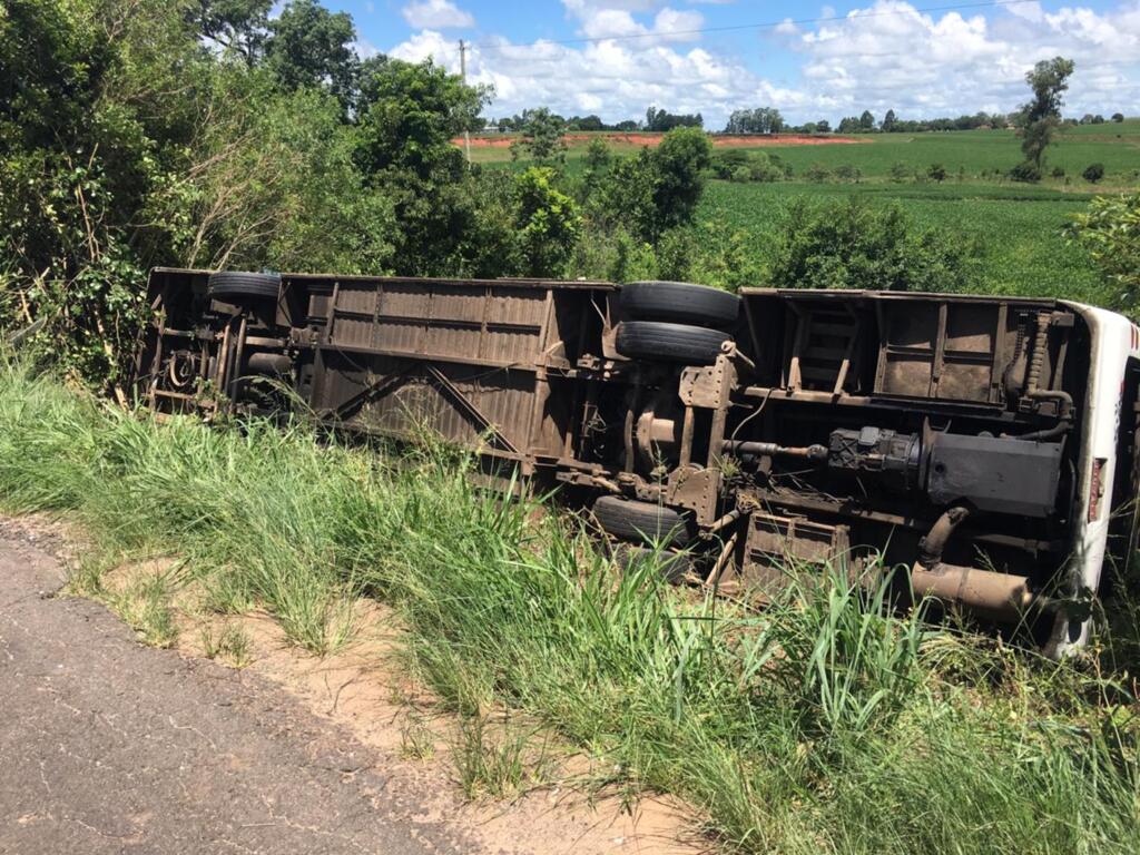 Ônibus tomba às margens da BR-287 e deixa 16 pessoas feridas