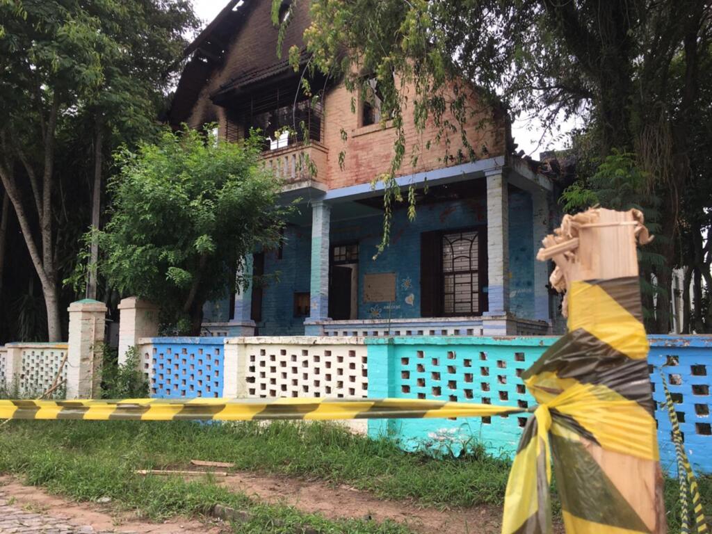 VÍDEO: incêndio destrói parte do Lar Vila das Flores em Santa Maria