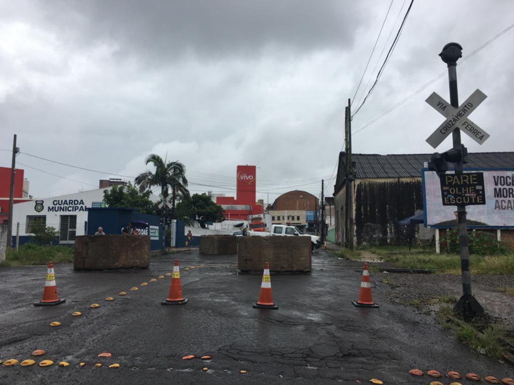 Trânsito de veículos está bloqueado na Rua Sete de Setembro