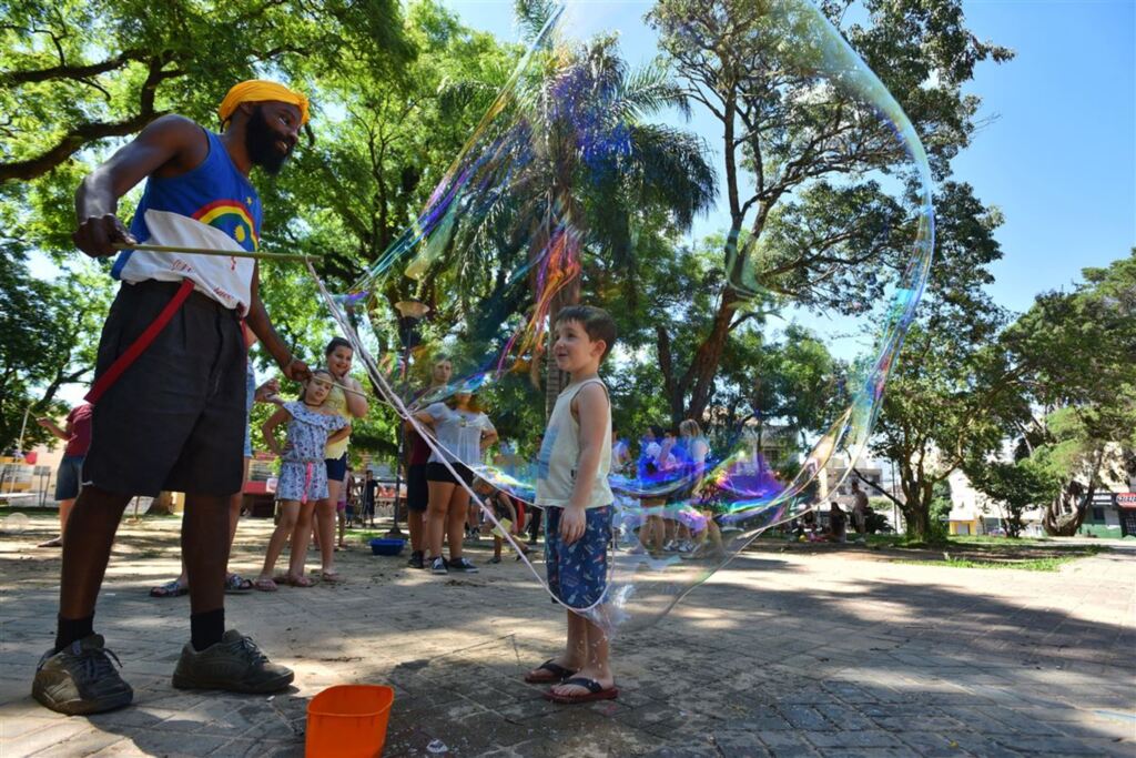 Bolhas de sabão gigantes alegram crianças e adultos