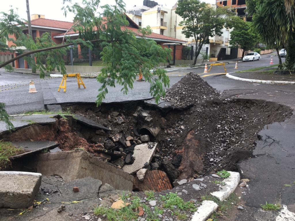 Galeria pluvial cede, e trânsito está bloqueado na Avenida Borges de Medeiros