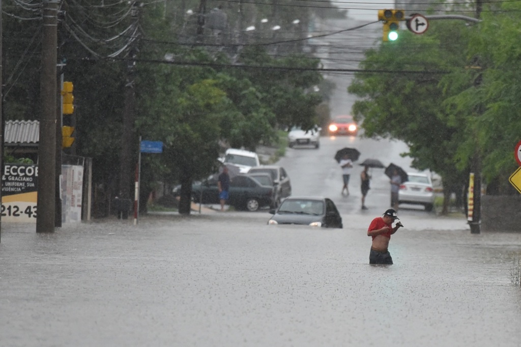 Gabriel Haesbaert (Diário)/ Rua Rio Branco, no Parque Pinheiro Machado - 