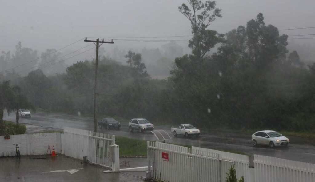 VÍDEO: rajadas de vento chegam a 68 km/h em Santa Maria