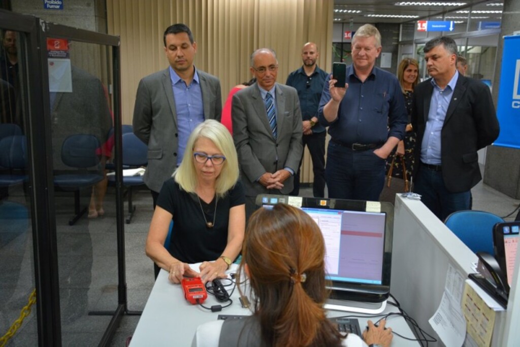 Foto: Douglas Carvalho (Corsan/Divulgação) - Usuária Sandra Marília Kraemer pagou fatura de imóvel pela primeira vez usando o novo serviço