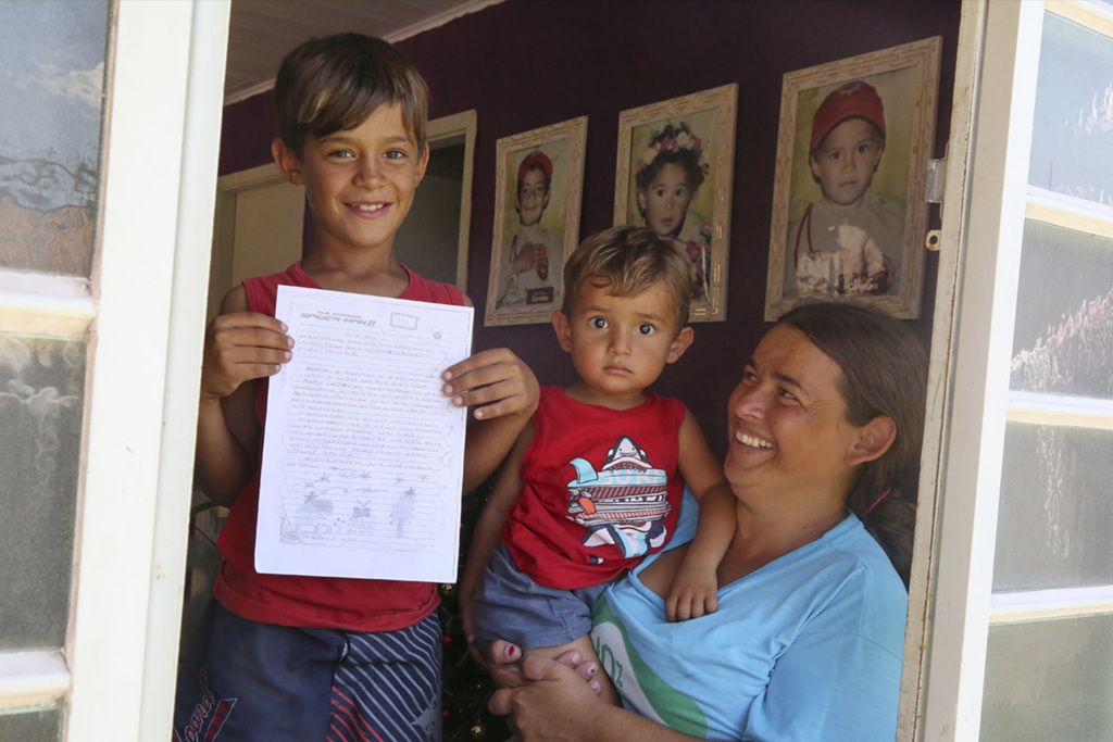 Foto: Pedro Piegas (Diário) - Aluno aplicado, Luiz Felipe Leal Lopes (à esq.), 8 anos, quer bola de futebol e material escolar. Na foto, em casa com a mãe, Nelise, 30, e o irmão caçula Arthur, 5