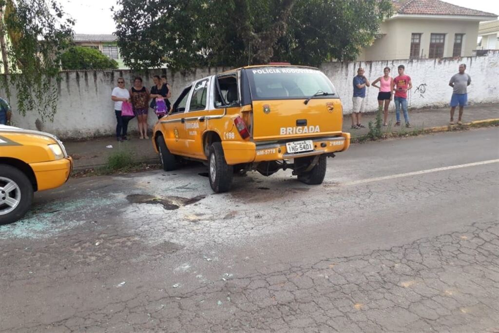 Viatura do Batalhão Rodoviário da Brigada Militar capota durante perseguição policial em Santa Maria