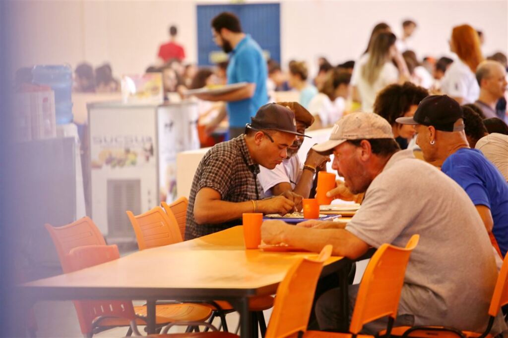 Foto: Renan Mattos - Grupo de cerca de 30 moradores de rua participam do seminário. Nesta quinta, eles almoçaram junto com estudantes no Restaurante Universitário do campus