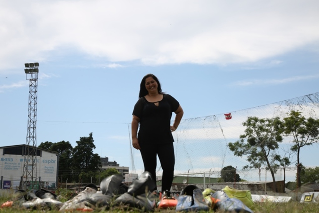 Fotos: Renan Mattos (Diário) - Árbitra de futsal e de handebol, Tatiane Dias arrecada materiais para atletas que não têm recursos para adquiri-los. Recentemente, ela foi homenageada na Câmara de Vereadores de Santa Maria